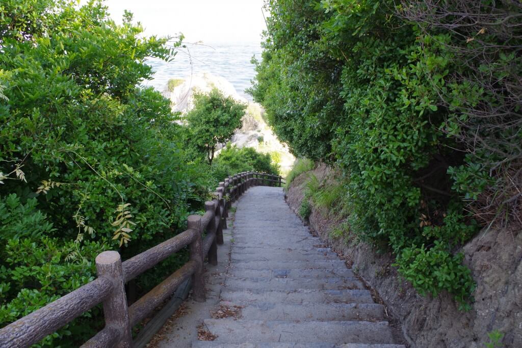 長崎の鼻 砲台跡への階段