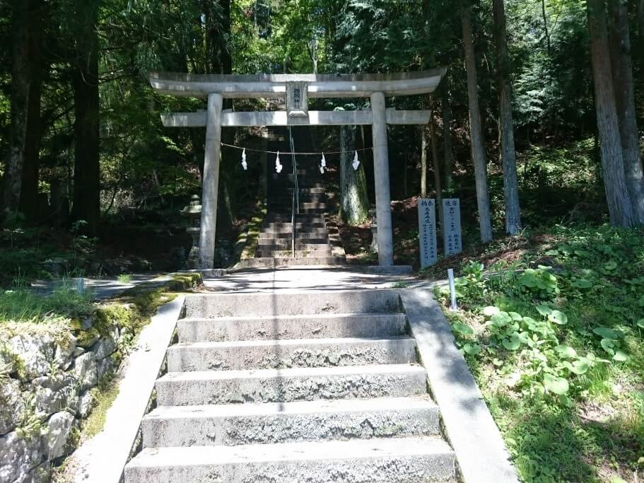 大瀧寺隣の鳥居（西照神社の参道入口）