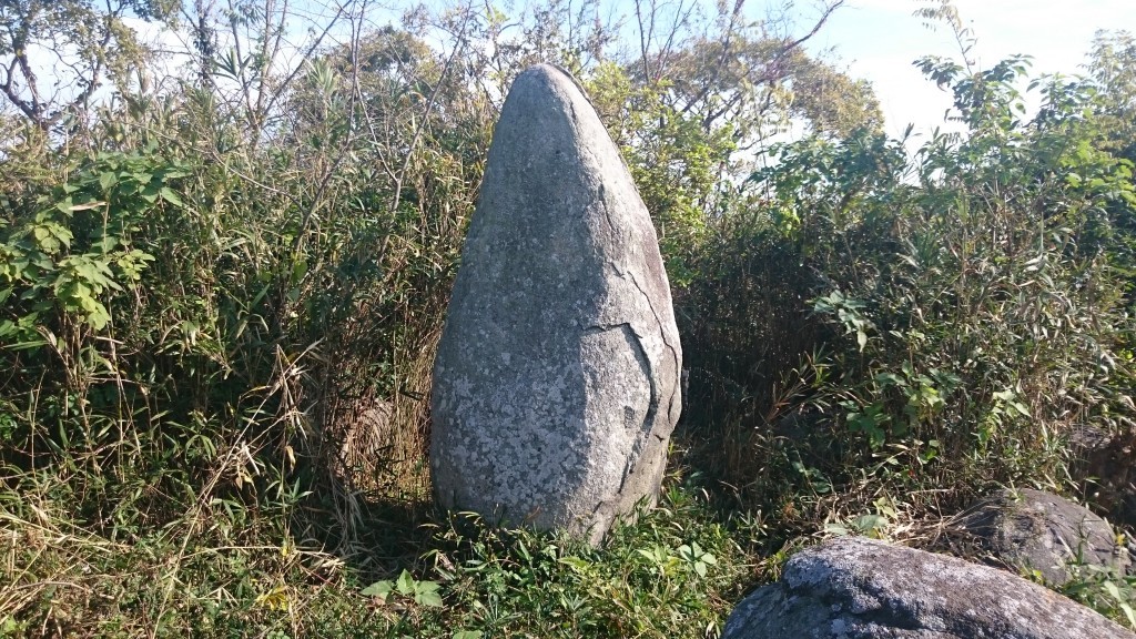 大仙山頂上の円錐形の立石