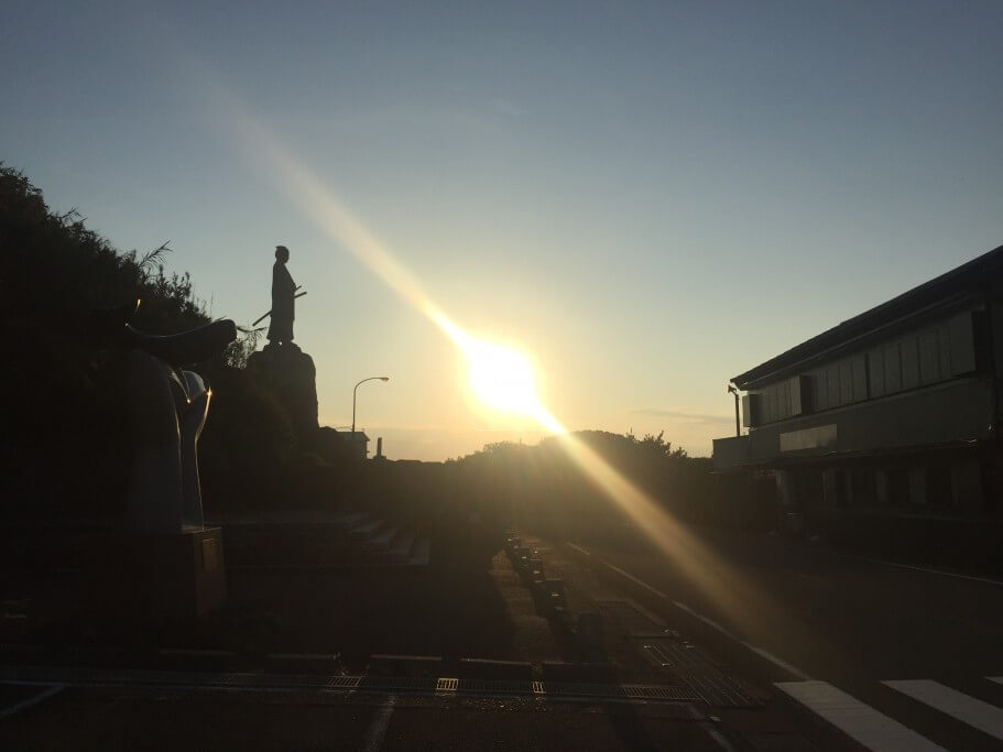 中岡慎太郎像と朝日
