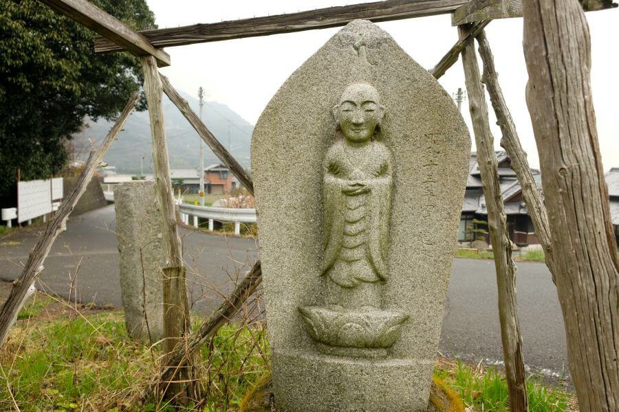 71番→72番 札所一つ飛ばし標石 背後の仏像