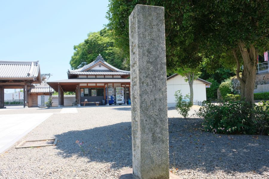 甲山寺境内標石 正面と山門の位置関係