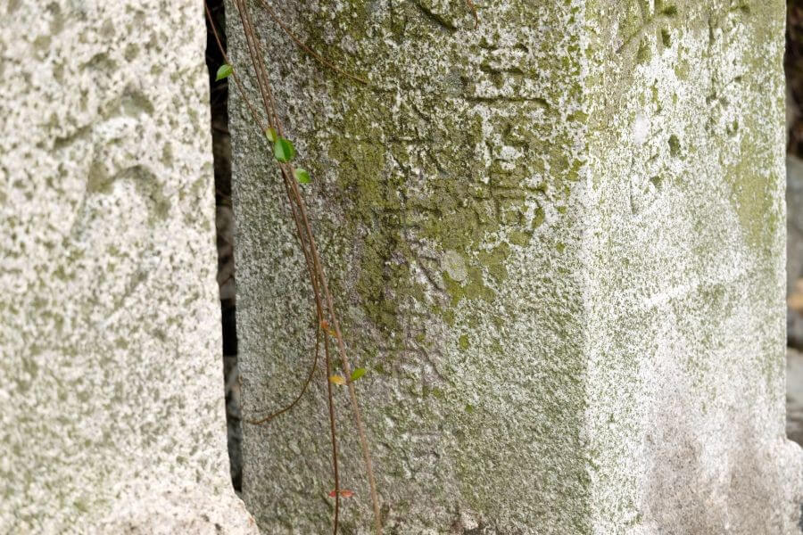 兵庫県の名士による四国中央市旧遍路道沿いの標石 左面下部