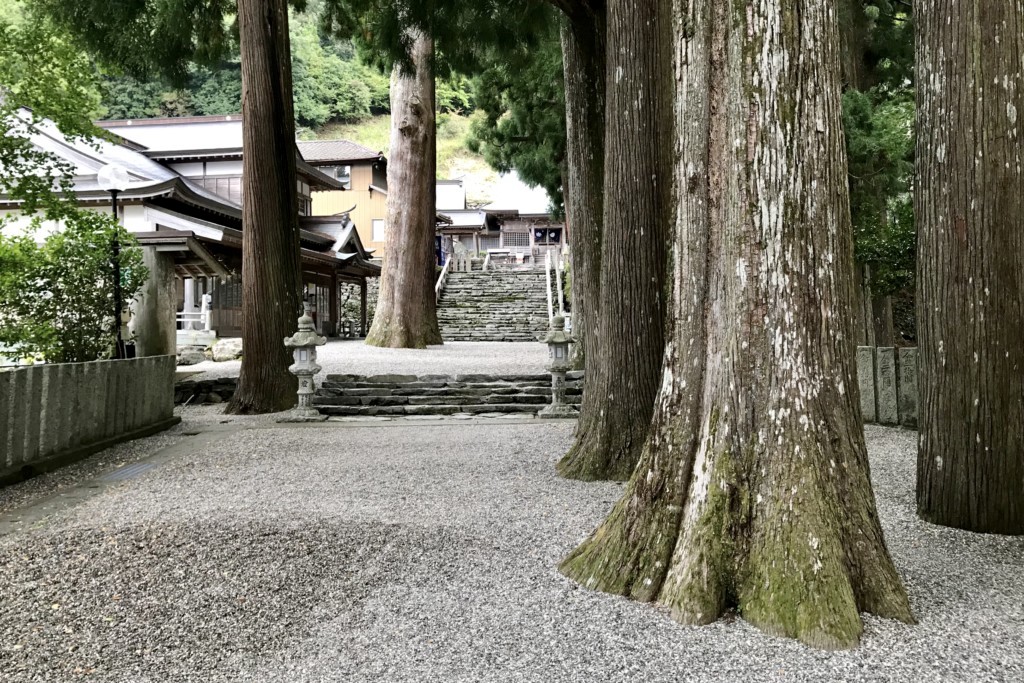 杉の木立と焼山寺