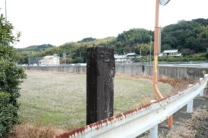 小松島市櫛渕の新旧県道23号の合流地点にある標石