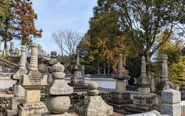 乗禅寺】密教の世界観を表す国指定重要文化財の石塔群とサッカー・長