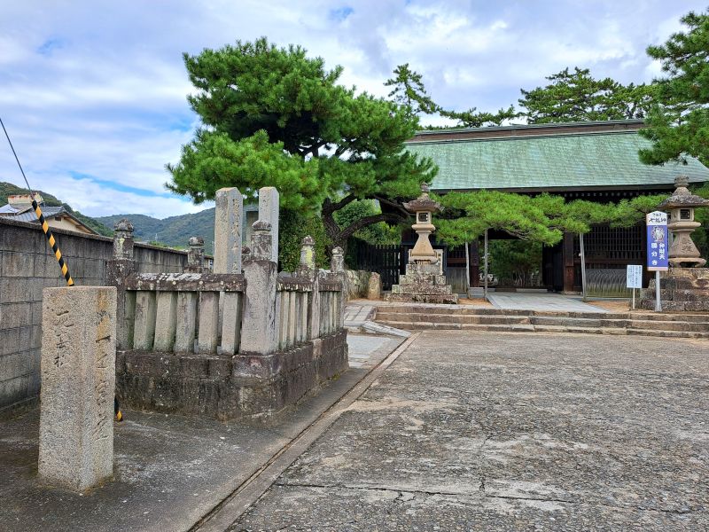 80番札所国分寺門前の中務茂兵衛標石