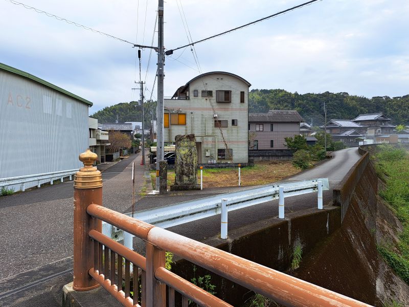 平等寺新橋を渡った先の中務茂兵衛標石