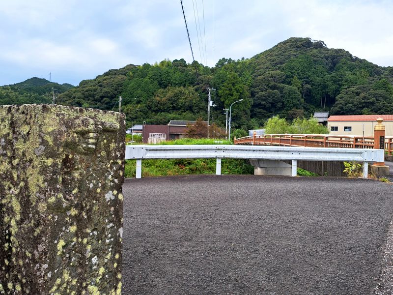 平等寺新橋を渡った先の中務茂兵衛標石_立地
