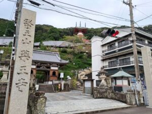 23番札所薬王寺門前の中務茂兵衛標石