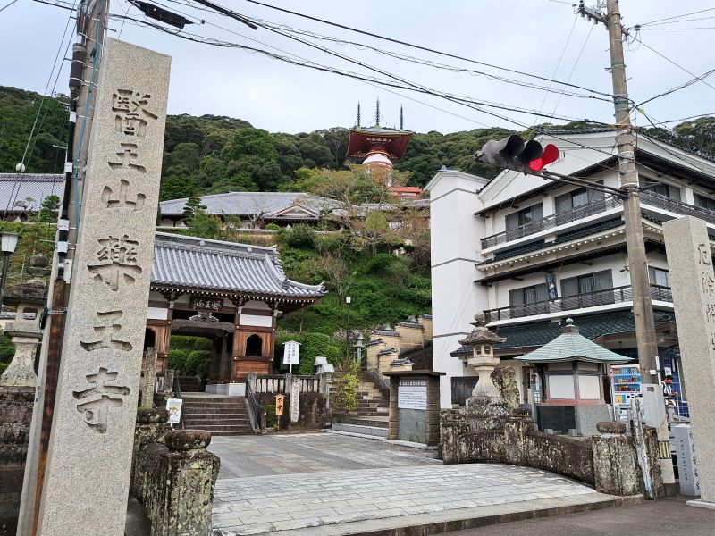 23番札所薬王寺門前の中務茂兵衛標石