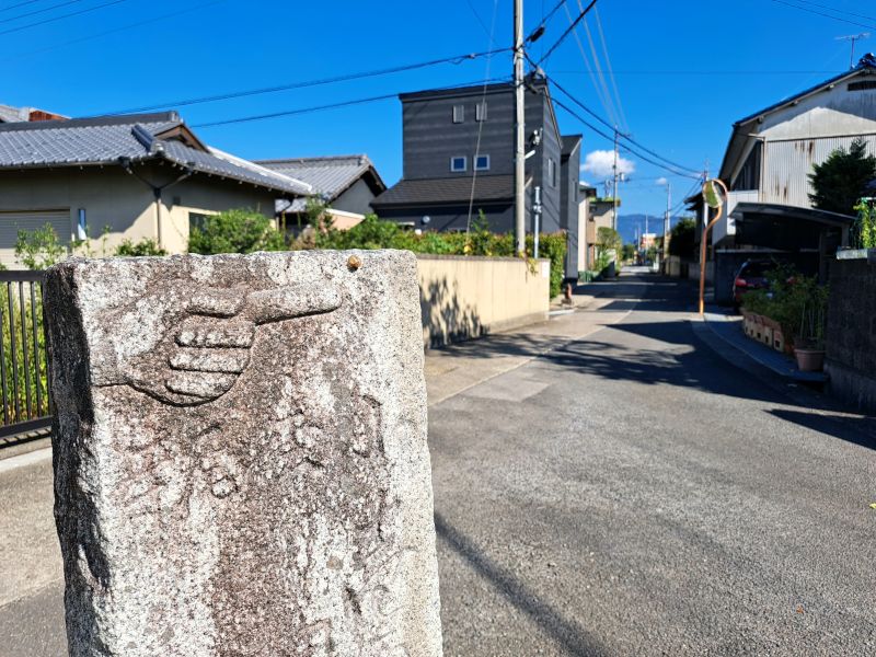 佐賀県に現存する寺院名が記された中務茂兵衛標石_周辺道路