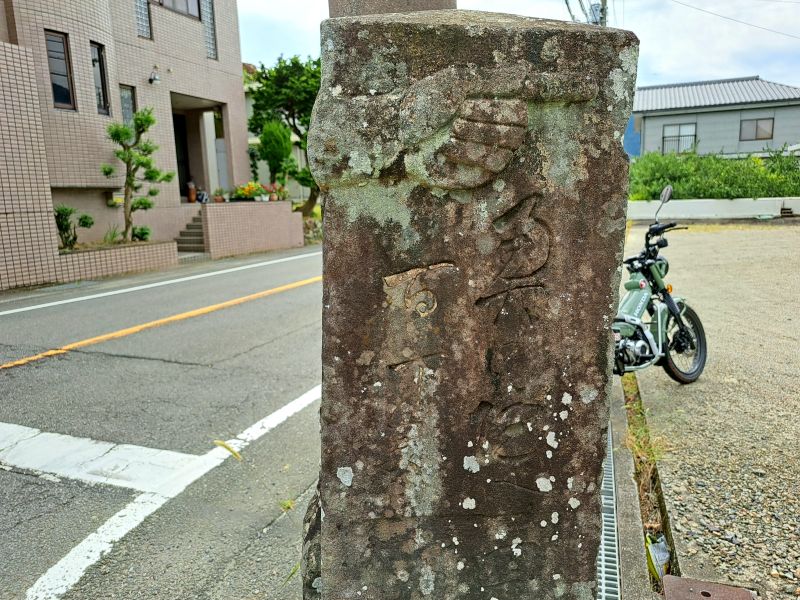 二つの奥之院が案内されている中務茂兵衛標石_右面上部