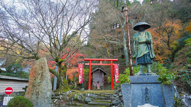 白峯寺_紅葉_修行大師像