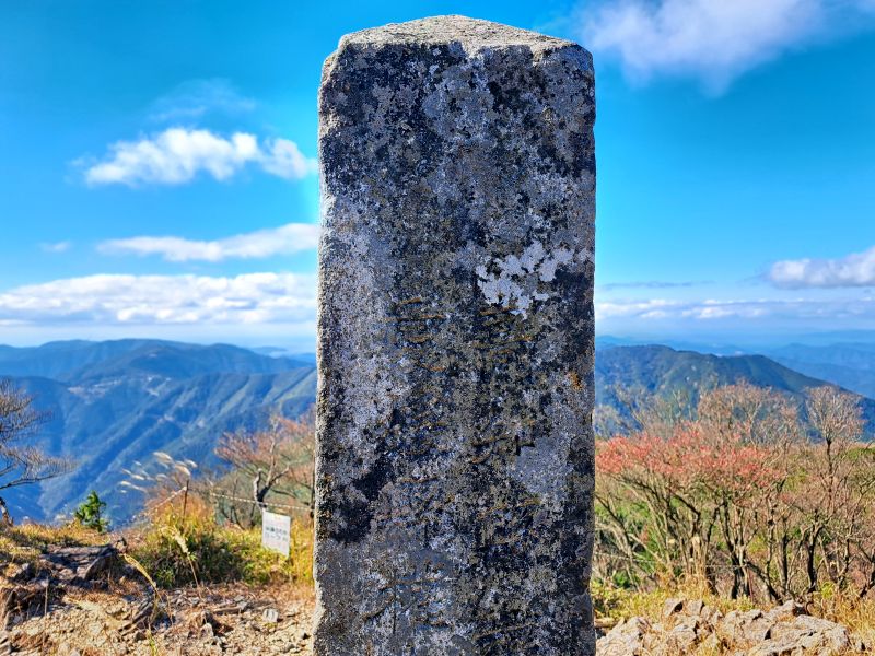 篠山_國境石_東面上部