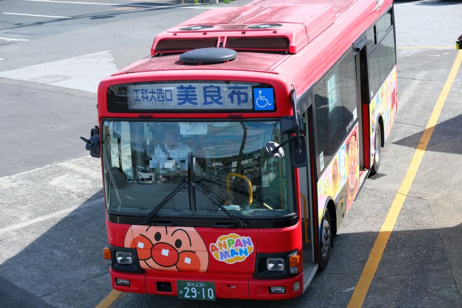 土佐山田駅_アンパンマンラッピングバス