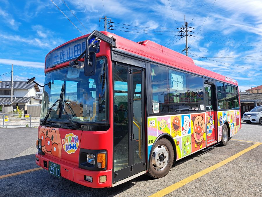 土佐山田駅_アンパンマンラッピングバス_赤