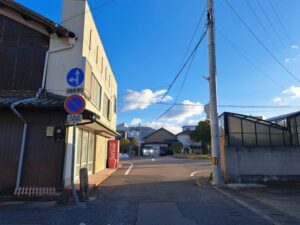 丸亀城外濠跡近く標石