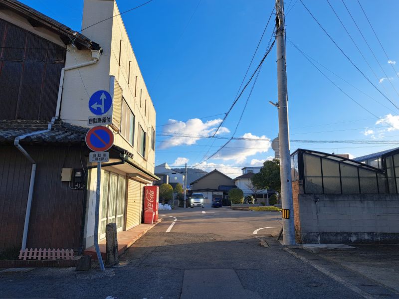 丸亀城外濠跡近く標石