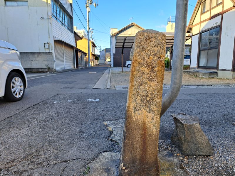丸亀城外濠跡近く標石_右面