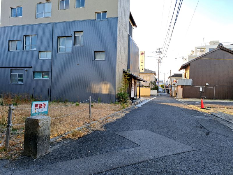 丸亀市旧遍路道沿い中務茂兵衛標石_立地