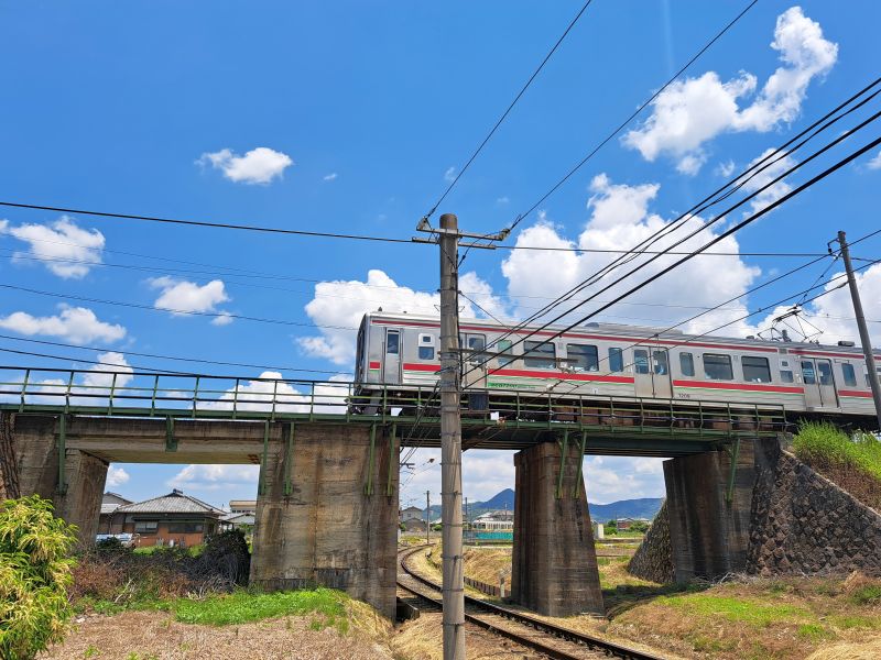 琴平駅近く鉄道立体交差_JR車両