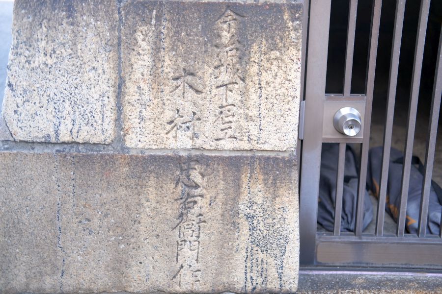 波止浜港_燈明台_西面最下部