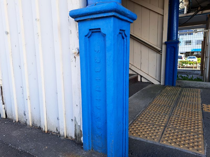 蔵本駅_跨線橋_親柱_側面