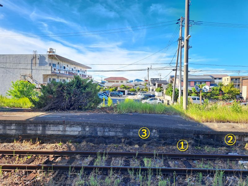 蔵本駅_2・3番線プラットホーム_高低差