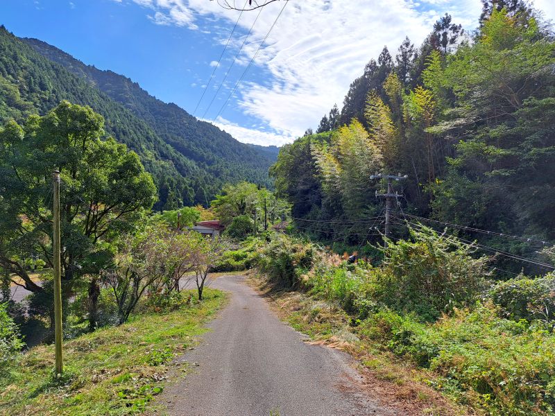 繁藤駅_慰霊碑への道