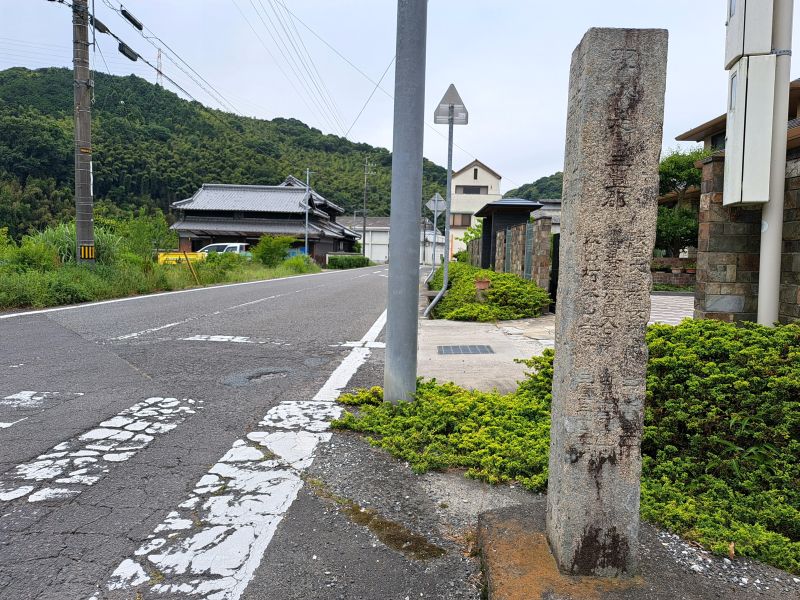 まんのう町三豊市郡界石_右面