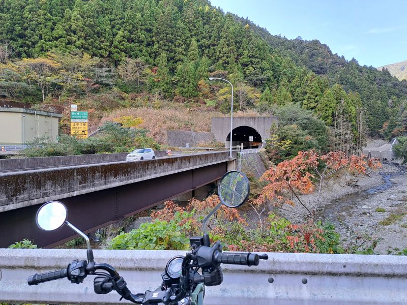 笹ヶ峰_笹ヶ峰トンネル_一般道と高速道の交差地点