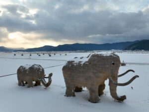 わらマンモス_雪景色