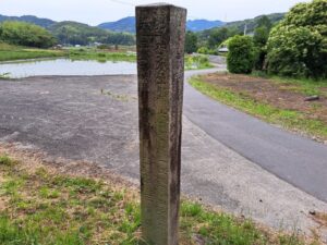 仲多度郡三豊郡郡界石_正面全景