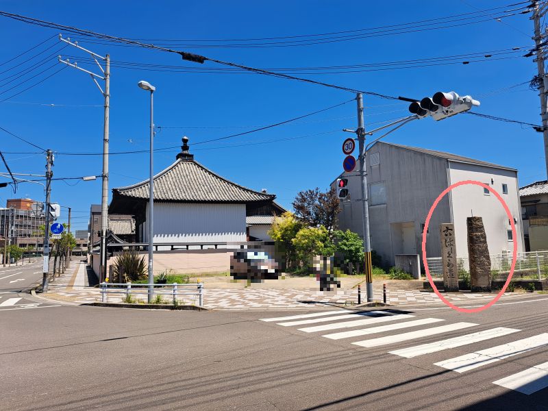 多度津港近くの大型標石郡_立地