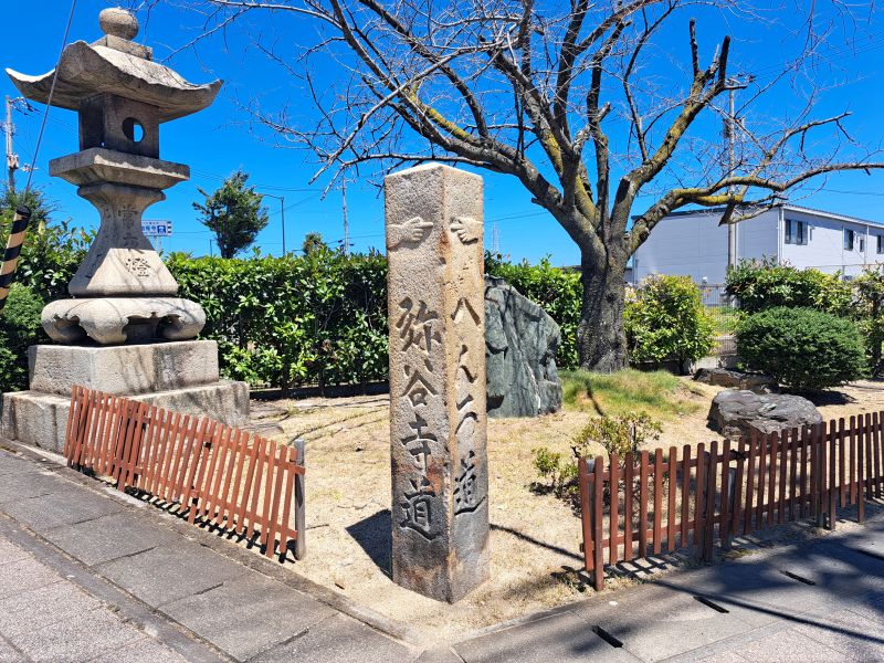 多度津駅近くの遍路石
